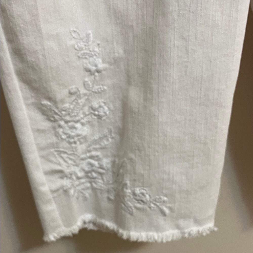Alfred Dunner Blue Bayou White Capris with Embroidered Detail Elastic Waist 14P - Picture 6 of 14